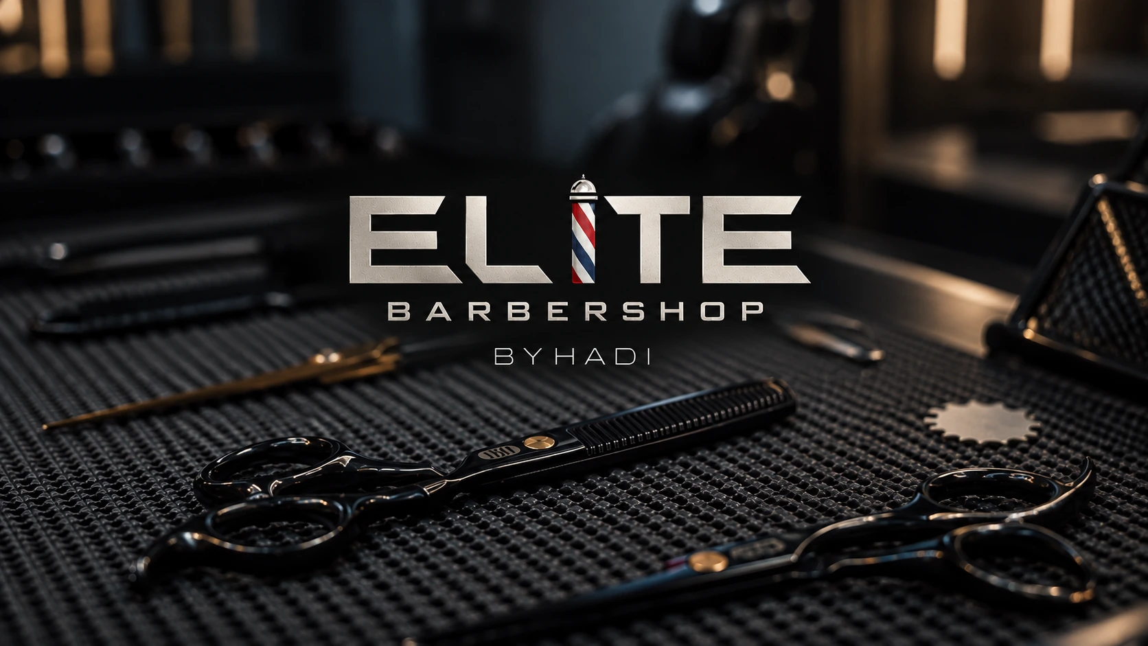 Elite Barbershop, outils de coiffure et identité métallique dans un salon sombre.